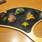 かま田 - ①縞鯵の手毬寿司、生麩田楽、柿のあえもの