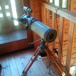 ろぐ空 - 2階には反射式天体望遠鏡が。
      星が綺麗に見えるのでしょう…山の中で空気も綺麗かな。