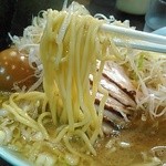 ラーメン本舗。 - 麺を持ち上げたとこ。