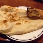 ナン。大きくてふっくら。