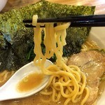 Jirettei - 麺も軽く縮れた中太麺。うーん！好きなやつ～！
                      スープは醤油強めのとんこつ醤油。これも好き！
