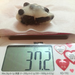 出町ふたば - 豆餅 5個入り¥874
      [日本橋高島屋]9/3010/3,4のみ各日120個限定
      2015/10/04購入
      ※半分にしてみました