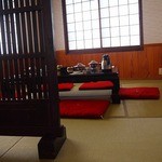 いまきん食堂 - 二階へ(靴脱いで）ひっそりした感じ