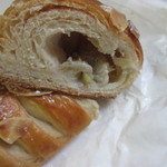 パン・ド・キュイソン - 中に甘いバナナのクリームを挟んだおやつ感覚のパンです。
