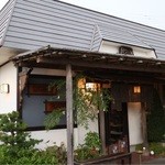 仁亭 - 民家に見えます