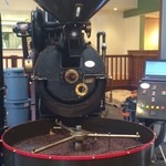 Honolulu Coffee Experience Center - 店内ロースト中