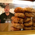 Ess-a-Bagel - 日本語を話すリチャード氏（一応目線隠し）！