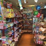 Dagashiya Shouwa - 店内は雰囲気の良い、古臭くない駄菓子屋さんテイスト。