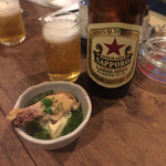 風林火山 - 【お通し、最初の瓶ビール】
      この日のお通しは手羽元の塩煮込み。
      味がよく染み込んでいて、お代わりしたい美味しさでした。