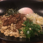 風林火山 - 【中華風ピリ辛まぜそば（650円）】
      〆にぴったりの炭水化物。
      味濃いめで美味しいんですが、食べ終えた後に口の中がすごいニンニク臭！
      食べた後には誰にも会えません。