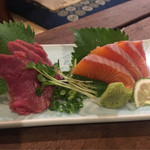 風林火山 - 【馬刺し（赤）と信州サーモンの盛合せ（1,200円）】
                                馬刺しは臭みがなく柔らかい。
                                サーモンは程良く脂身で肉厚で美味しかったです。