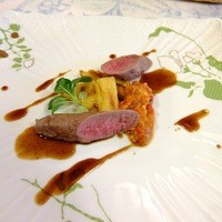 レストラン鯛萬 - 仔羊フィレ肉のロースト
                  ジャガイモのパンケーキ風
                  トマトと卵のソース。ジャガイモがとても美味しい。美味しいのだけど、少しお味が強すぎる印象。