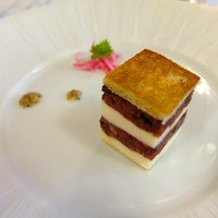レストラン鯛萬 - 信州牛ほほ肉と牛たん、信州地鶏のパストラミ風ガトー仕立て。かぶ添え。品の良いお味！