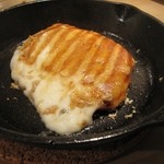 オーブン バル ストーブ - 燻製モッツァレラチーズのステーキ