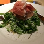 Arancino di Mare - ルッコラと生ハムの直球サラダ