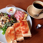 タロ コーヒー - トーストは、お味を選ぶことができます✨
                                最初チーズでお願いしましたが、ジャムに変更(ごめんなさい)
                                懐かしいいちごジャム