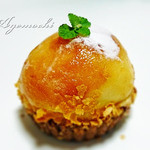 ヴァニーユ - 桃のタルト。横倒しにしちゃったので、形が崩れちゃいました...orz