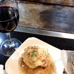 お好み焼きもみじ - なめらかなマッシュポテトにアンチョビソースがかかっています