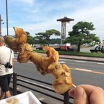 松島串や - 美しい松島をバックに「串焼 つぶ貝 (500円)」