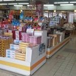 ニュー畠兼 - 店内は、なまはげにちなんだお土産がたくさん