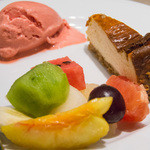 キャトルラパン - トマトのソルベ、ベイクドチーズケーキ、季節のフルーツ