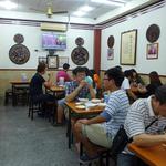 民主火雞肉飯 - 夕方、満員。