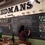 FRIEDMANS - 黒板にレコメンドメニューを書き込み中！