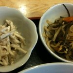 ゆんたく - 小鉢（「煮物」と「ごぼうとミミガーのピーナツ和え」