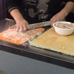 台湾風粥専門店 阿里 - 阿里(ワンタンの皮を伸ばしているところ)
