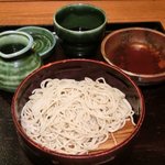 Niigata Sadoshima Ryoutsukou Chokusou Tofuro - へぎ蕎麦会食膳 1000円 のへぎ蕎麦半盛り、天つゆ、蕎麦つゆ、山葵