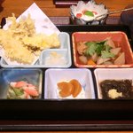 Niigata Sadoshima Ryoutsukou Chokusou Tofuro - へぎ蕎麦会食膳 1000円 の天ぷら、肉野菜煮物、蟹と豆腐、ポテトサラダ、もずく酢