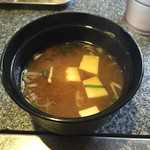 日喜屋 - ホルモン丼のお味噌汁