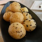 ベージュ アラン・デュカス 東京 - 【グージェール】（小さな塩味の具なしシュー）