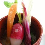 ベージュ アラン・デュカス 東京 - 【鎌倉野菜のアミューズ】人参葉を食べた後