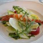ベージュ アラン・デュカス 東京 - 【前菜】私「旬野菜のマリネ、車エビのソテー香草のピストゥー」