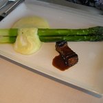 ベージュ アラン・デュカス 東京 - 【前菜】Kちゃん「グリーンアスパラガスのポシェ、ラード・ペイザン　サバイヨンソース」