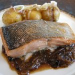 ベージュ アラン・デュカス 東京 - 【メイン】私「桜鱒のロースト、新ジャガイモのフォンダン　ヴィネガーのジュ」