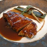ベージュ アラン・デュカス 東京 - 【メイン】Tちゃん「鹿児島産黒豚のロースト、ブレットのグラタンとアーティチョークのソテー」