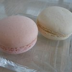 ベージュ アラン・デュカス 東京 - 【マカロン】ピンクグレープフルーツとキャラメルソースとキャラメルソース