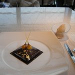 ベージュ アラン・デュカス 東京 - 【デザート】私「カレ・シャネル　ショコラ-プラリネ、ヘーゼルナッツのアイスクリーム」