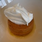 ベージュ アラン・デュカス 東京 - 【デザート】Kちゃん「サヴァラン、パイナップルと軽いクレーム・フェッテ」