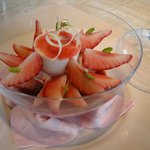 ベージュ アラン・デュカス 東京 - 【デザート】Tちゃん「イチゴのスープ・ティエド、アーモンドとピスタチオ」