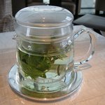 ベージュ アラン・デュカス 東京 - 「ハーブティー」抽出中