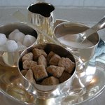 ベージュ アラン・デュカス 東京 - シュガー類は、はちみつも用意されていました。