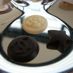 ベージュ アラン・デュカス 東京 - 【シャネルマークのチョコレート】