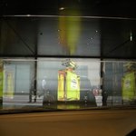 ベージュ アラン・デュカス 東京 - 駐車場に入るところ