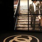 ベージュ アラン・デュカス 東京 - 駐車場床のシャネルマーク