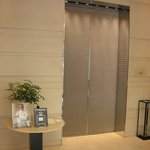ベージュ アラン・デュカス 東京 - 1Fのエレベーターホール
