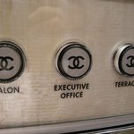 ベージュ アラン・デュカス 東京 - エレベーターのボタン