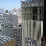 ベージュ アラン・デュカス 東京 - トイレ前から見えるビル